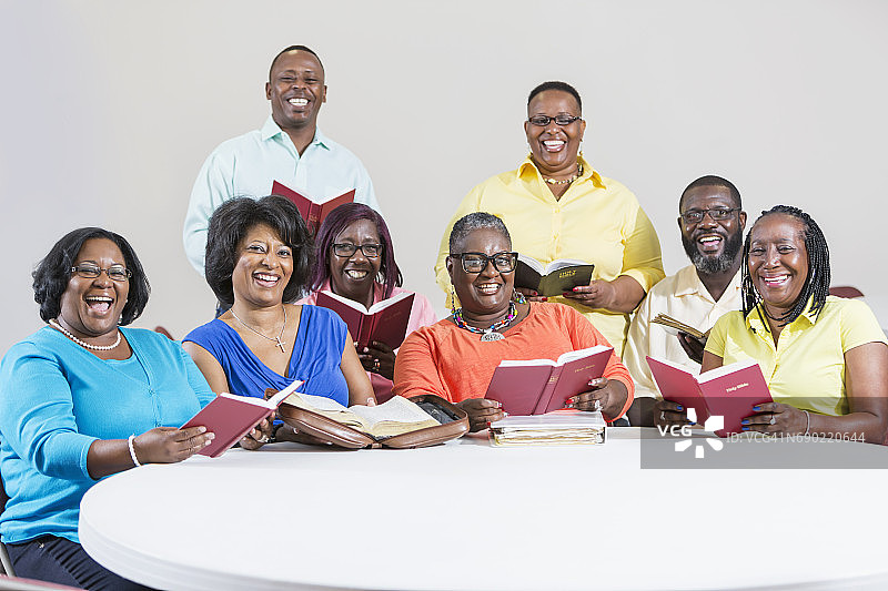 非裔美国人在圣经学习会上图片素材