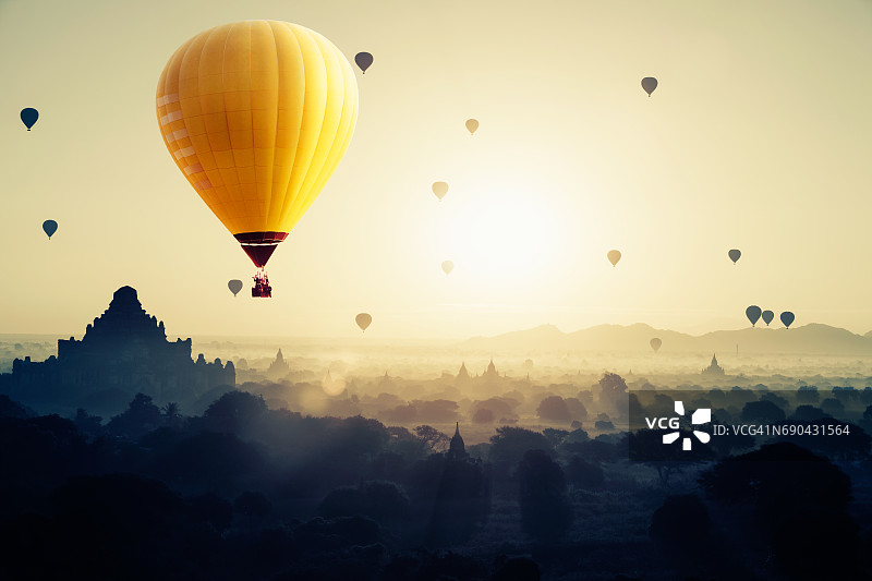美丽的日出和热气球在蒲甘古塔是古老的王国过去，缅甸图片素材
