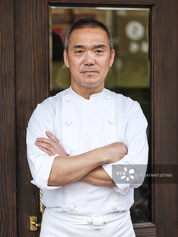 日本厨师在东京餐厅工作图片素材