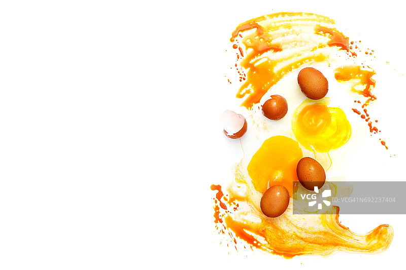 白色背景上的鸡蛋。创意食物与水彩画。图片素材