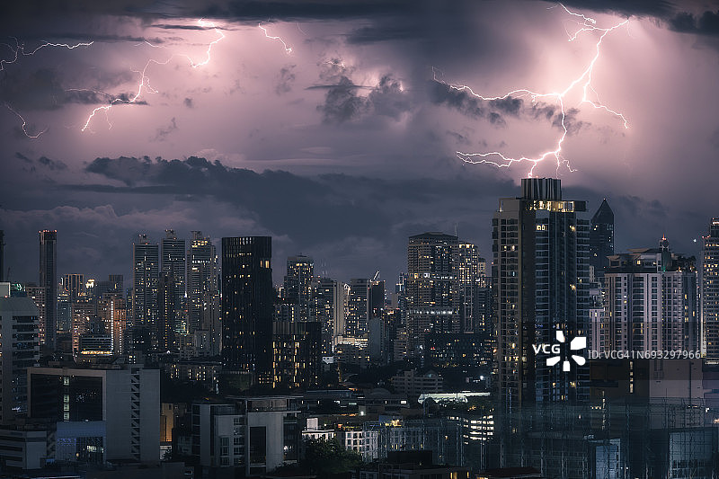 夜间曼谷有雷暴(泰国，亚洲)图片素材