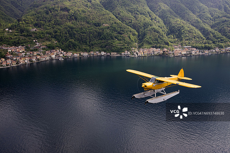一个水上飞机飞行员飞过科莫湖图片素材
