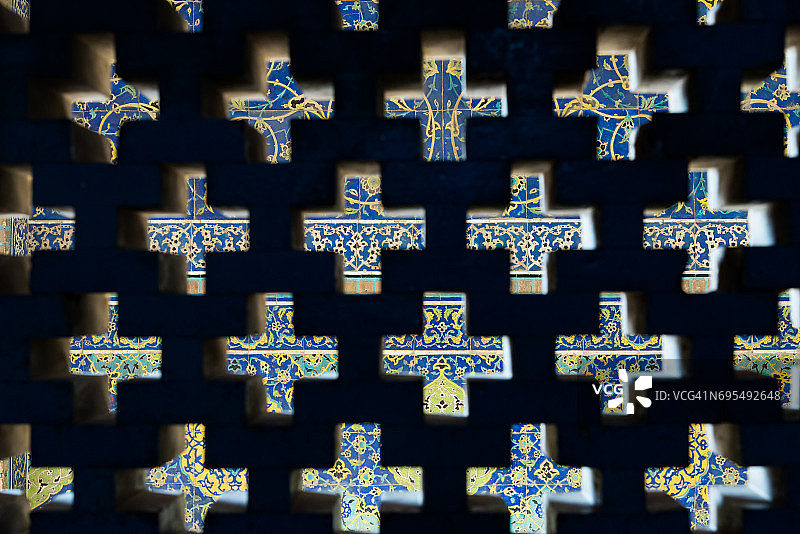 在伊朗伊斯法罕的一堵十字形状的砖墙上，可以看到Sheikh Lotfollah清真寺的瓷砖图片素材