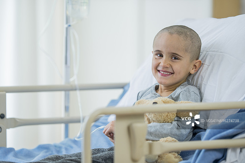 快乐的小男孩与癌症抗争图片素材