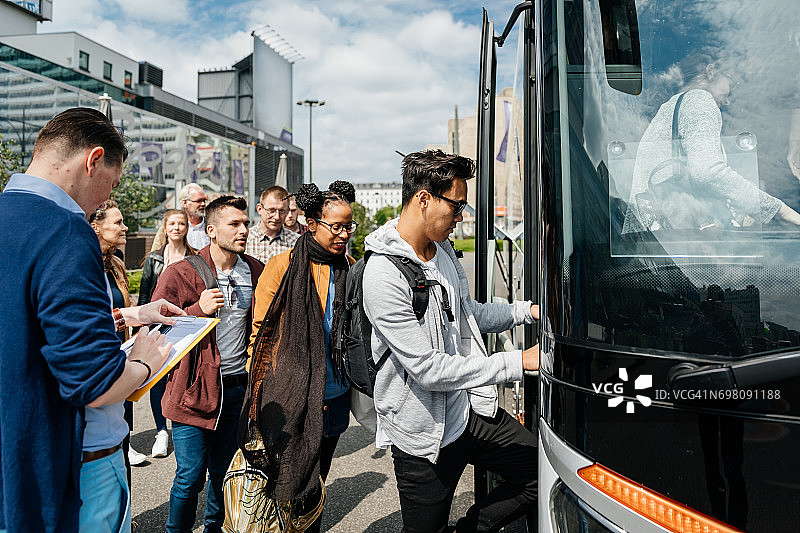 旅客登上巴士，准备开始他们的旅程图片素材