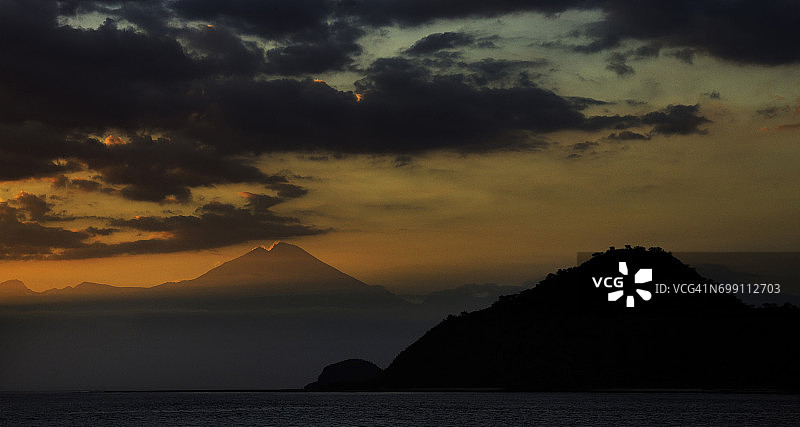 “日落、大海、火山和云景”图片素材
