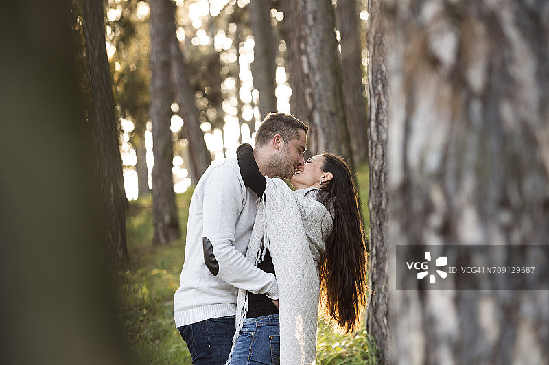 幸福的情侣在森林里接吻图片素材
