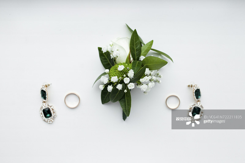 胸花、耳环和结婚戒指图片素材