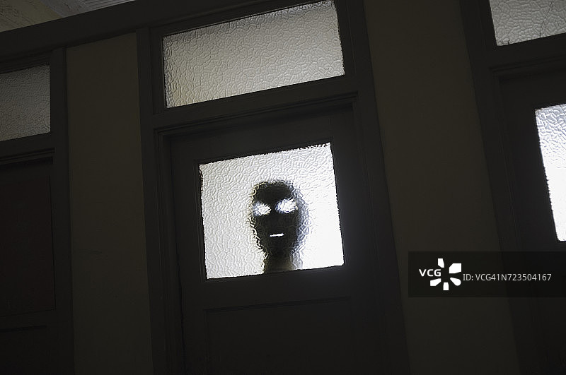 透过窗户或门看到的面具图片素材