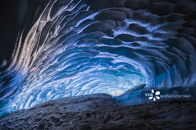HDR复合材料，光线射入阿拉斯加山脉坎威尔冰川内的一个洞穴图片素材
