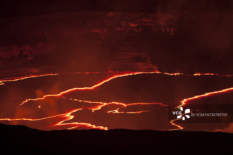 熔岩在夏威夷火山国家公园的火山口底部喷发图片素材