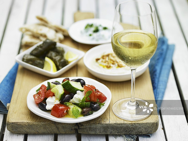 希腊食物，白葡萄酒和无酵面包图片素材