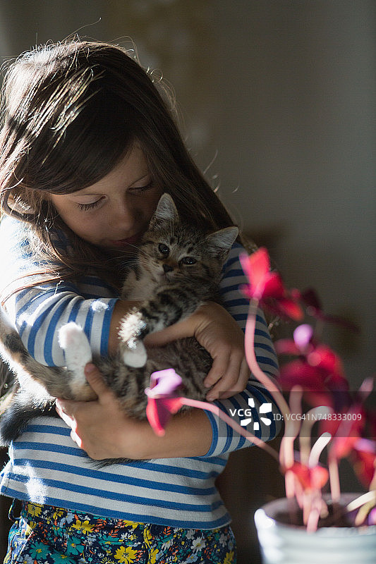 女孩抱着小猫图片素材