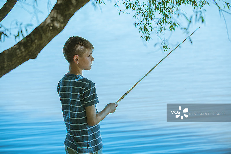 男孩钓鱼图片素材
