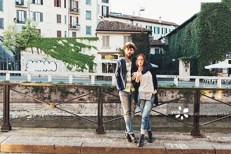 城市运河旁一对酷情侣的肖像图片素材