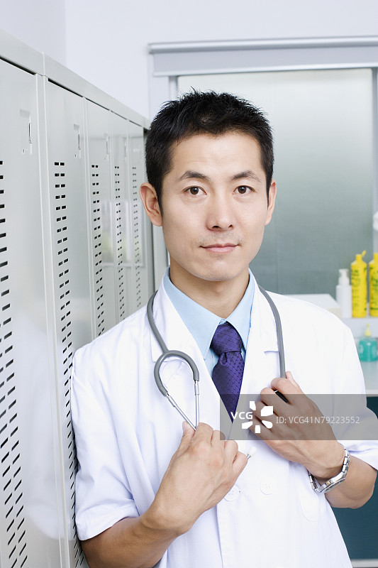 一幅医生站着拿着听诊器的画像图片素材