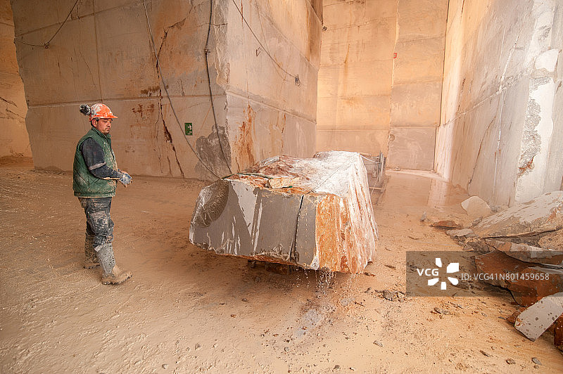 矿工正在切割大理石图片素材