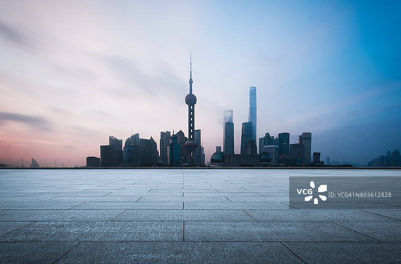 以上海为背景的空砖平台图片素材