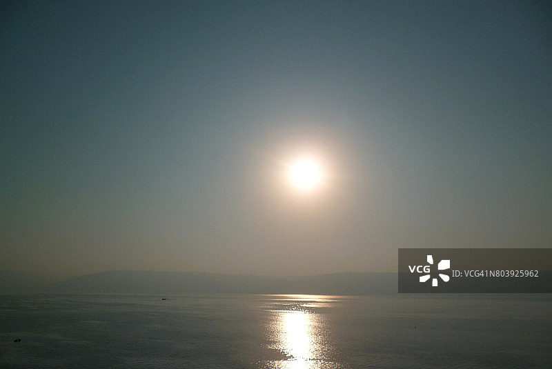 单色，提比略湖上的银色日出图片素材