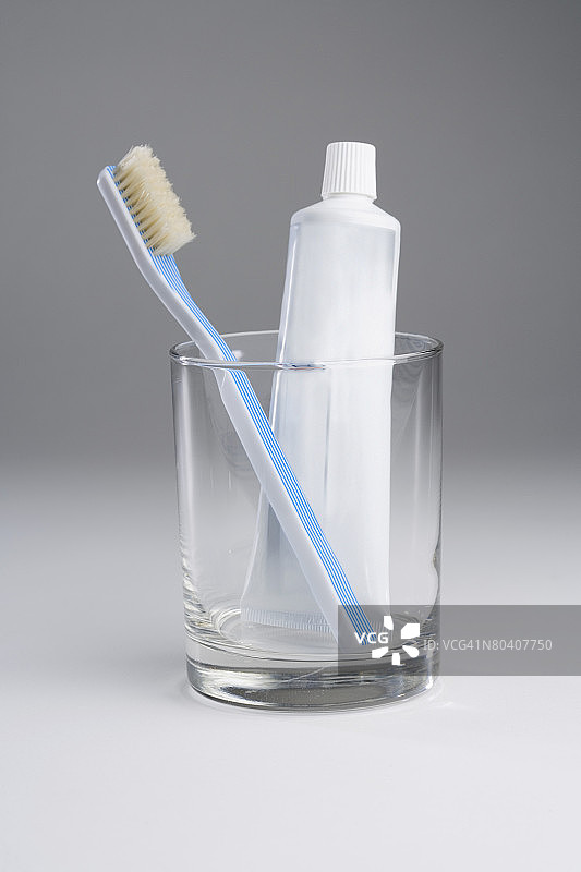 牙刷和牙膏装在玻璃杯里图片素材