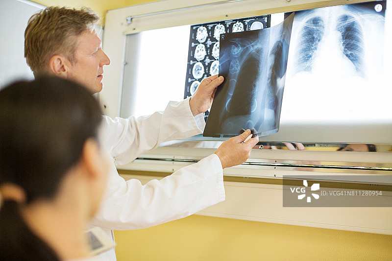 放射科医生和同事在医院检查x光片图片素材