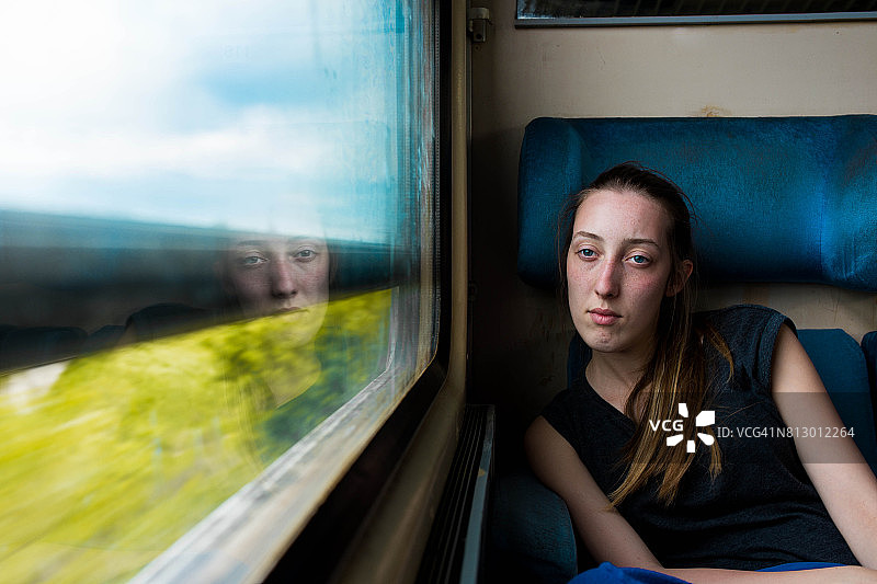 从火车车窗往外看的女人图片素材
