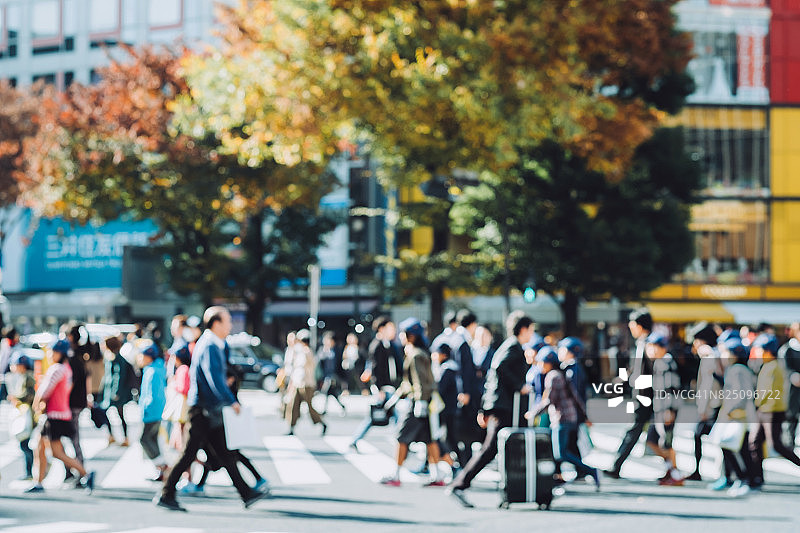 东京涩谷十字路口行人过马路的模糊动作图片素材