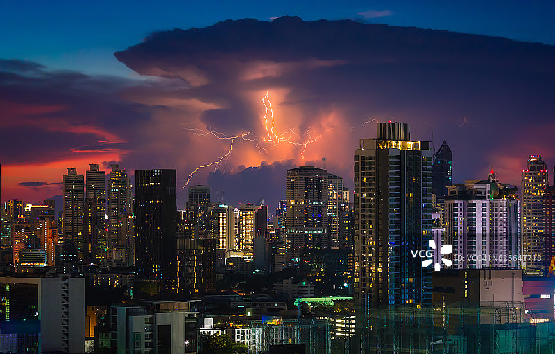 日落时分，曼谷上空有雷雨和手电筒图片素材
