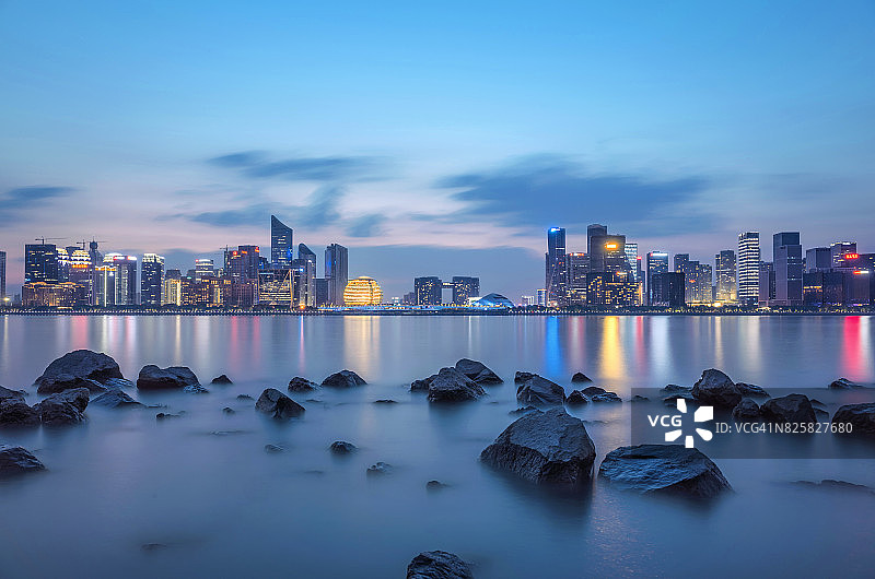 钱塘江畔的城市中心区天际线，中国图片素材