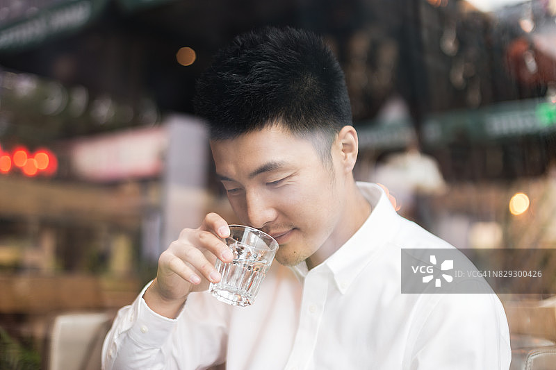 年轻的亚洲男子拿着杯子图片素材