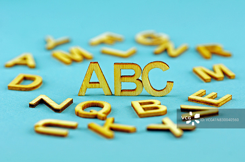 关注“ABC”的木制字母图片素材
