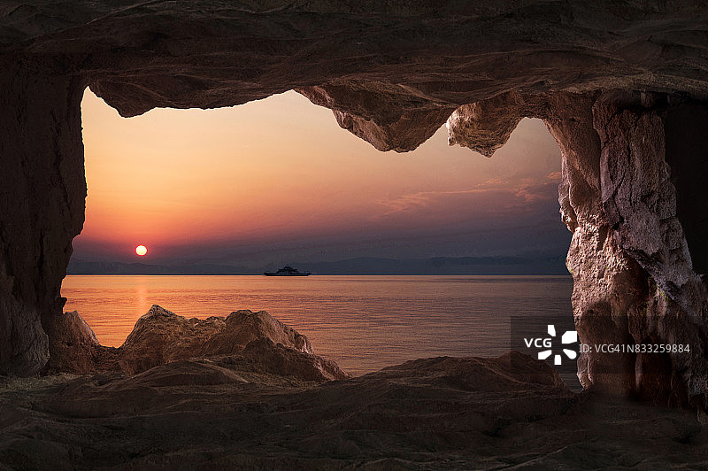 从希腊萨索斯的山洞里看日落图片素材