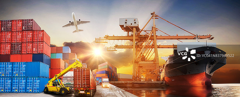 船厂集装箱货轮、货机与工作吊桥的物流运输图片素材