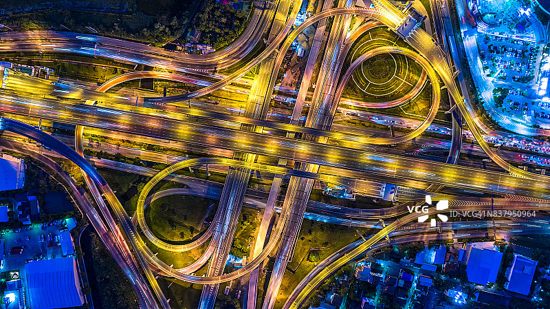 鸟瞰图一个独特的城市道路和立交桥，曼谷高速公路俯视图，俯瞰高速公路，高速公路和高速公路在夜间鸟瞰图从无人机图片素材