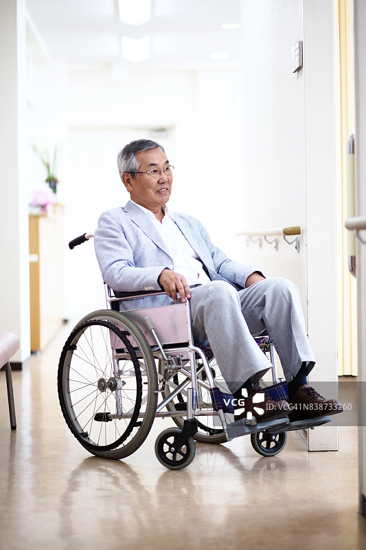 轮椅上的病人图片素材