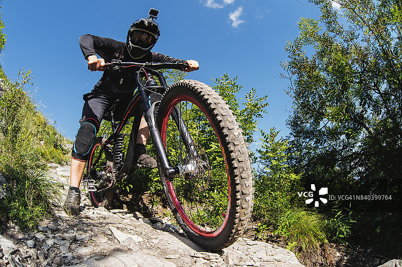 运动。一个骑自行车的人和一辆山地车在森林里图片素材
