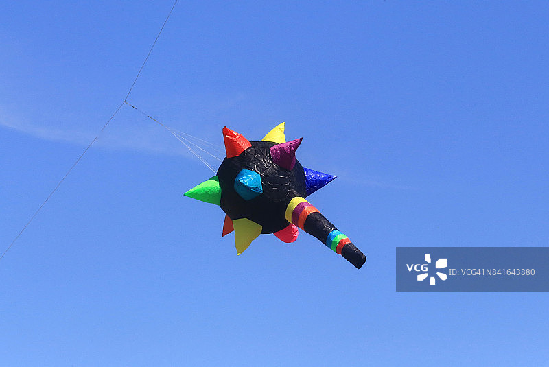 独特多彩的风筝放飞和展示图片素材