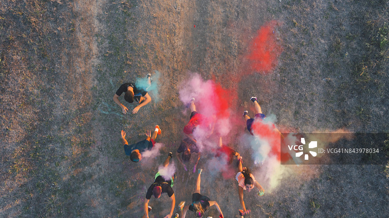 马拉松运动员投掷胡里节颜色图片素材