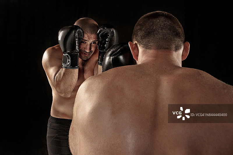两个肌肉发达的男人在打斗，健美运动员互相挥拳，训练武术，拳击，柔术图片素材