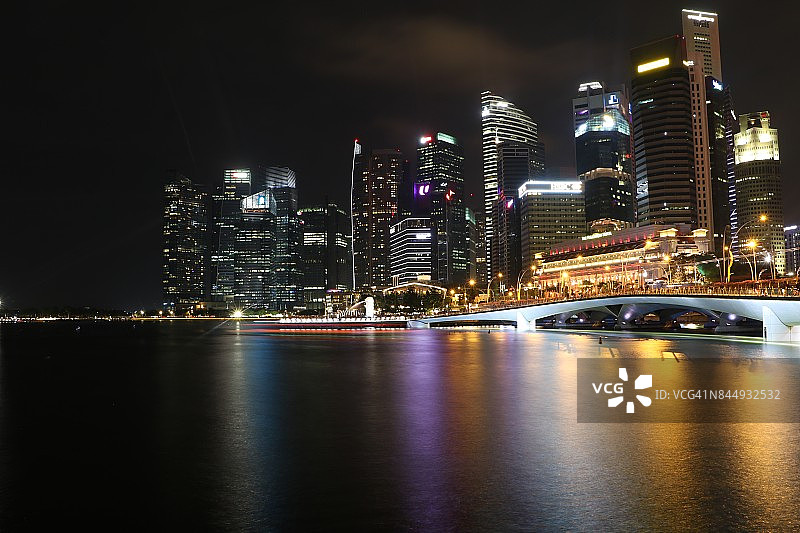 夜晚的新加坡天际线图片素材