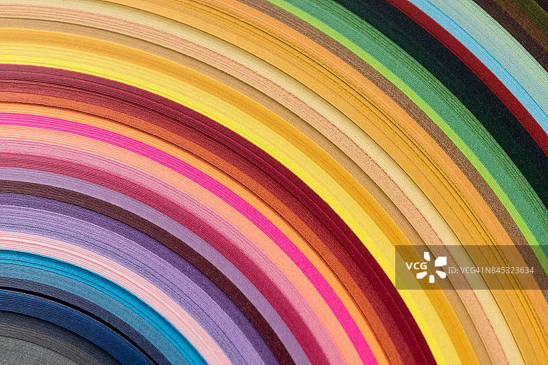 曲线形状的彩色纸堆叠图片素材