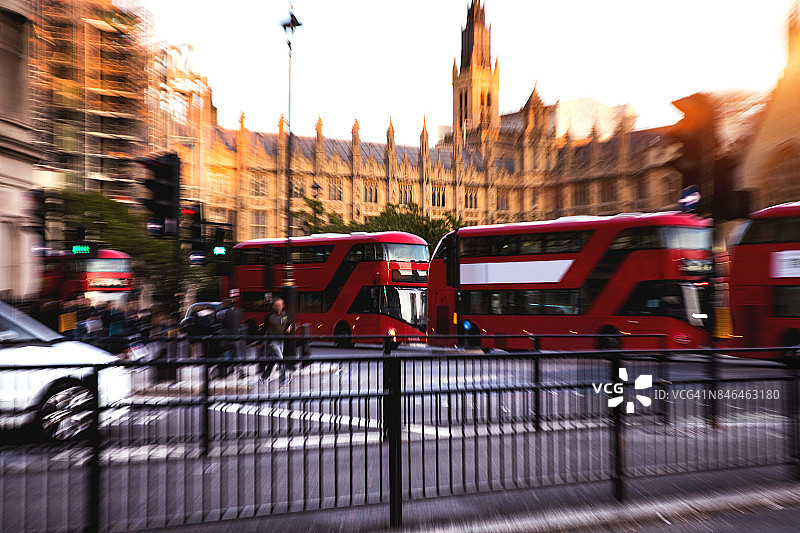 快速公共汽车在城市的交通高峰时间图片素材