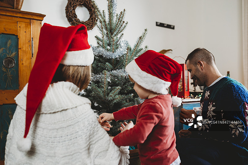 幸福家庭一起装饰圣诞树图片素材