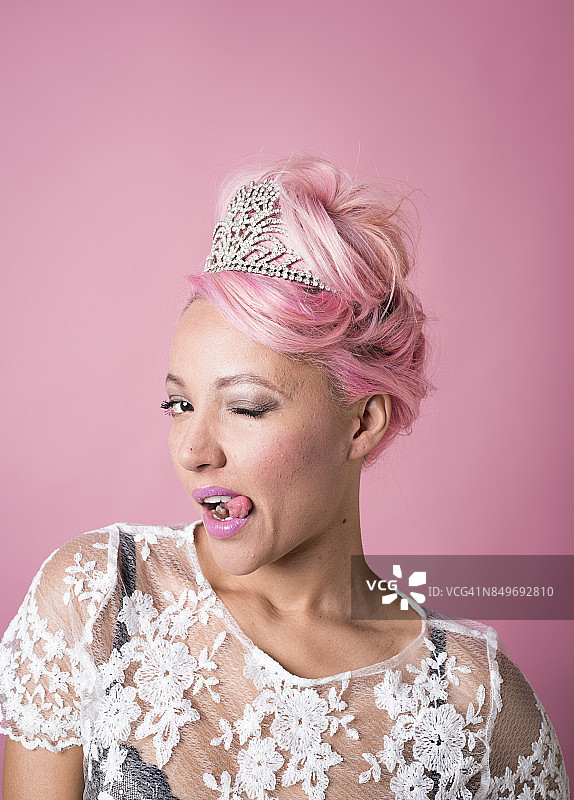 一个粉色头发戴着皇冠的女人的肖像图片素材