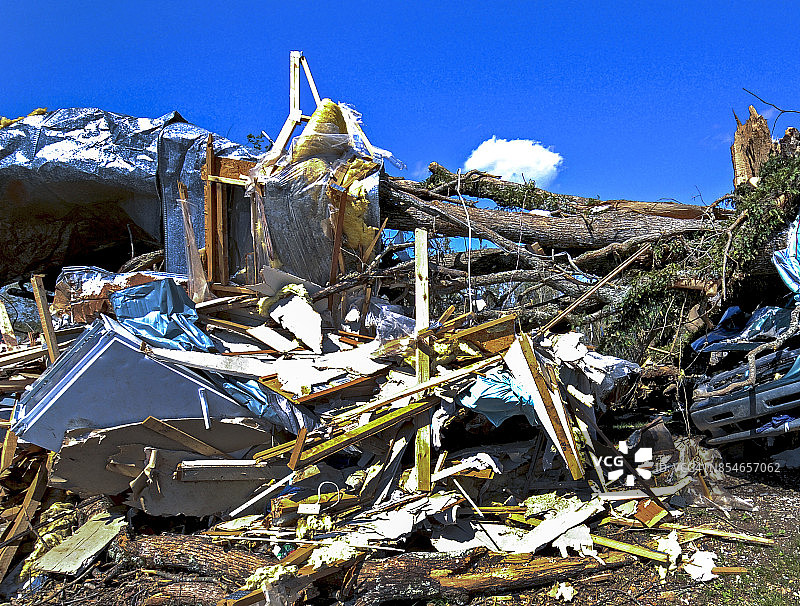 龙卷风后的破坏和碎片图片素材