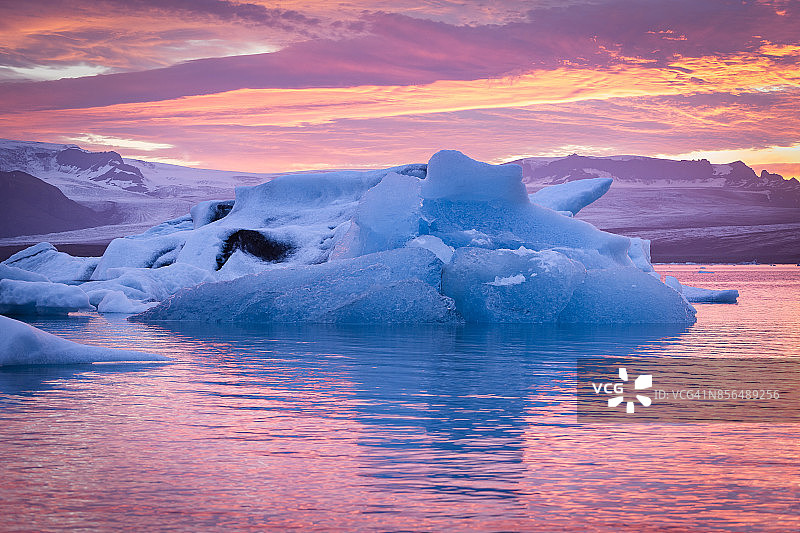冰岛，日落时分的冰川泻湖图片素材
