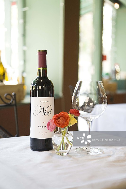 咖啡馆桌上的酒瓶和玻璃杯图片素材