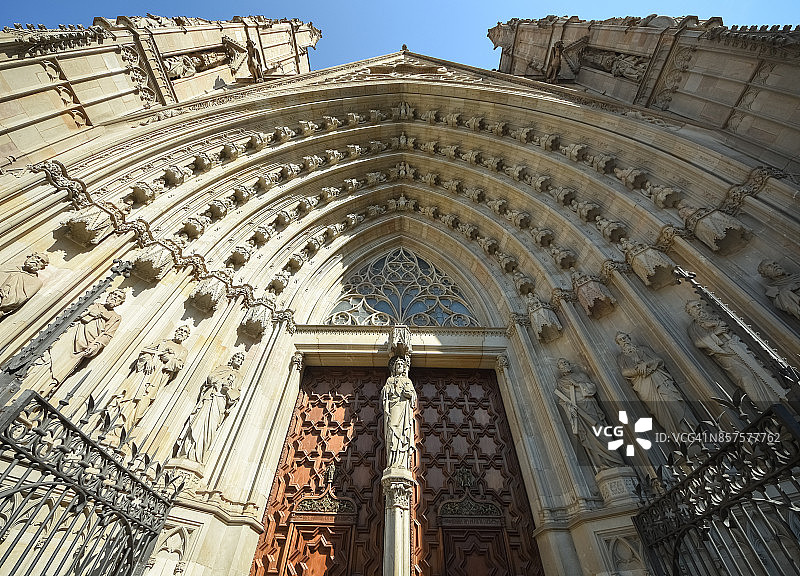 巴塞罗那大教堂的鼓室(入口)在巴塞罗那，加泰罗尼亚，西班牙图片素材