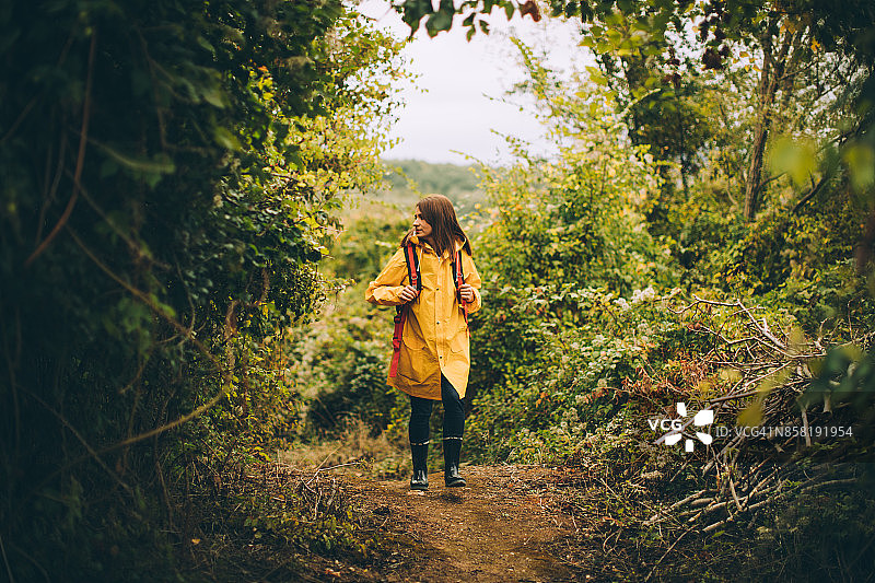 一个女人走在森林里图片素材