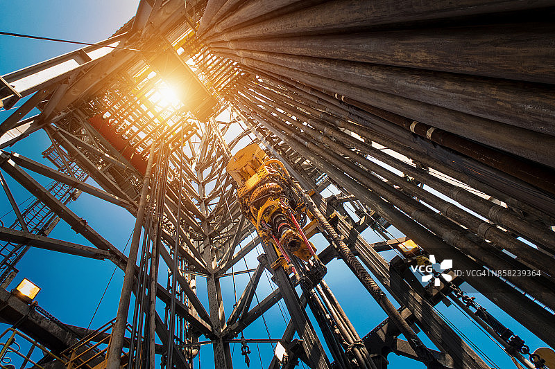石油钻机作业在石油和天然气行业的石油平台上。工业的概念。图片素材